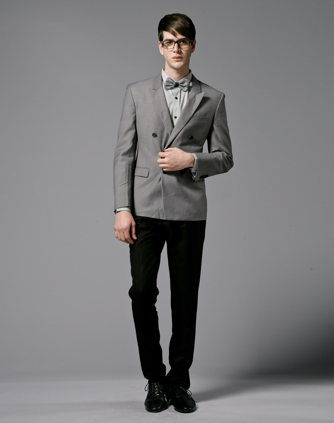 > 灰色双排扣绅士西服