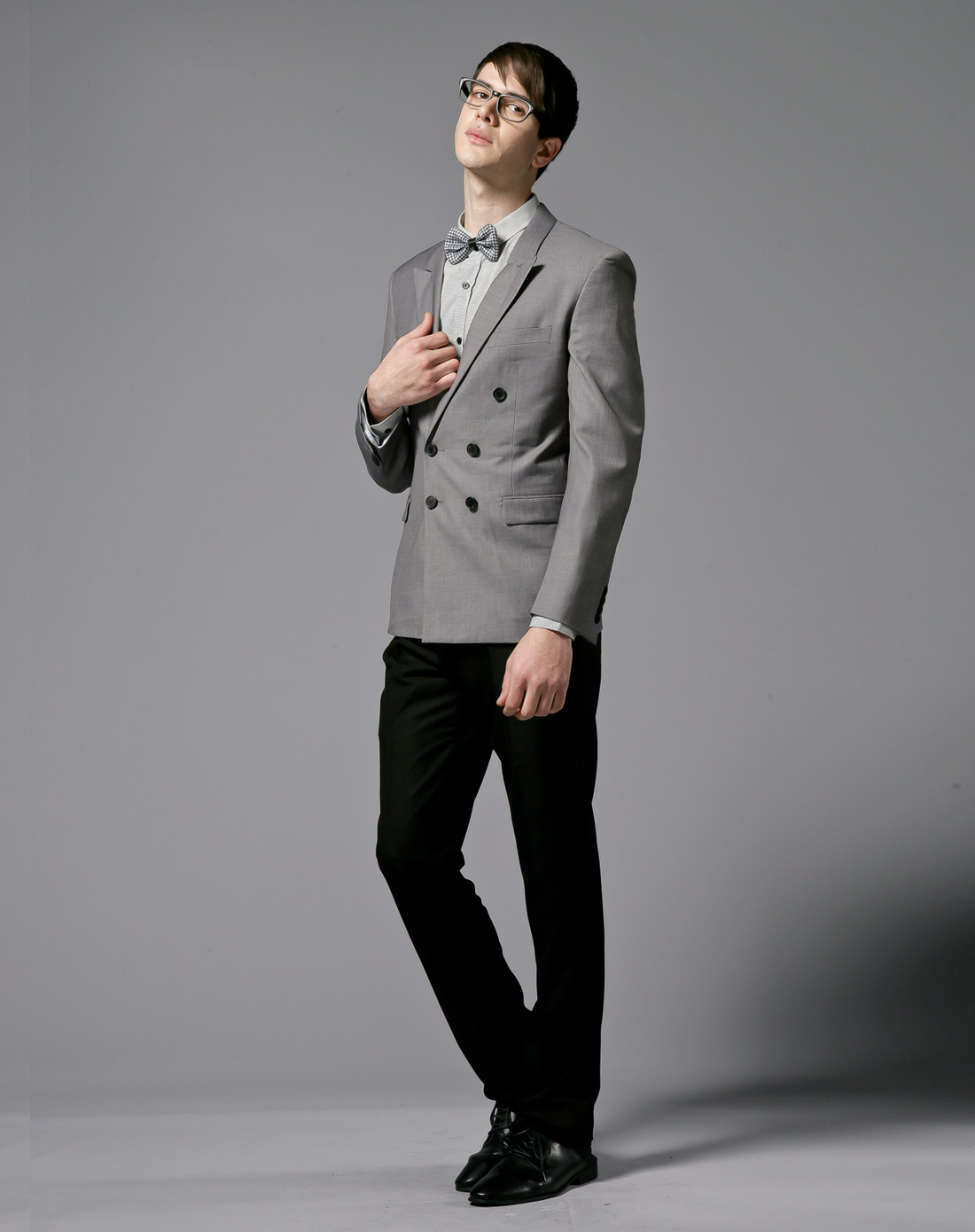 > 灰色双排扣绅士西服