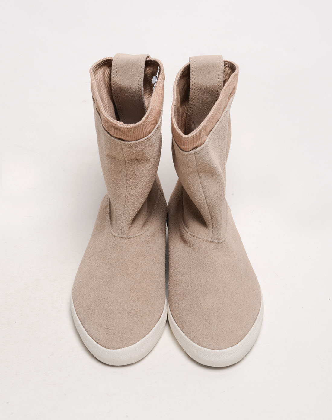 女子卡其色短靴