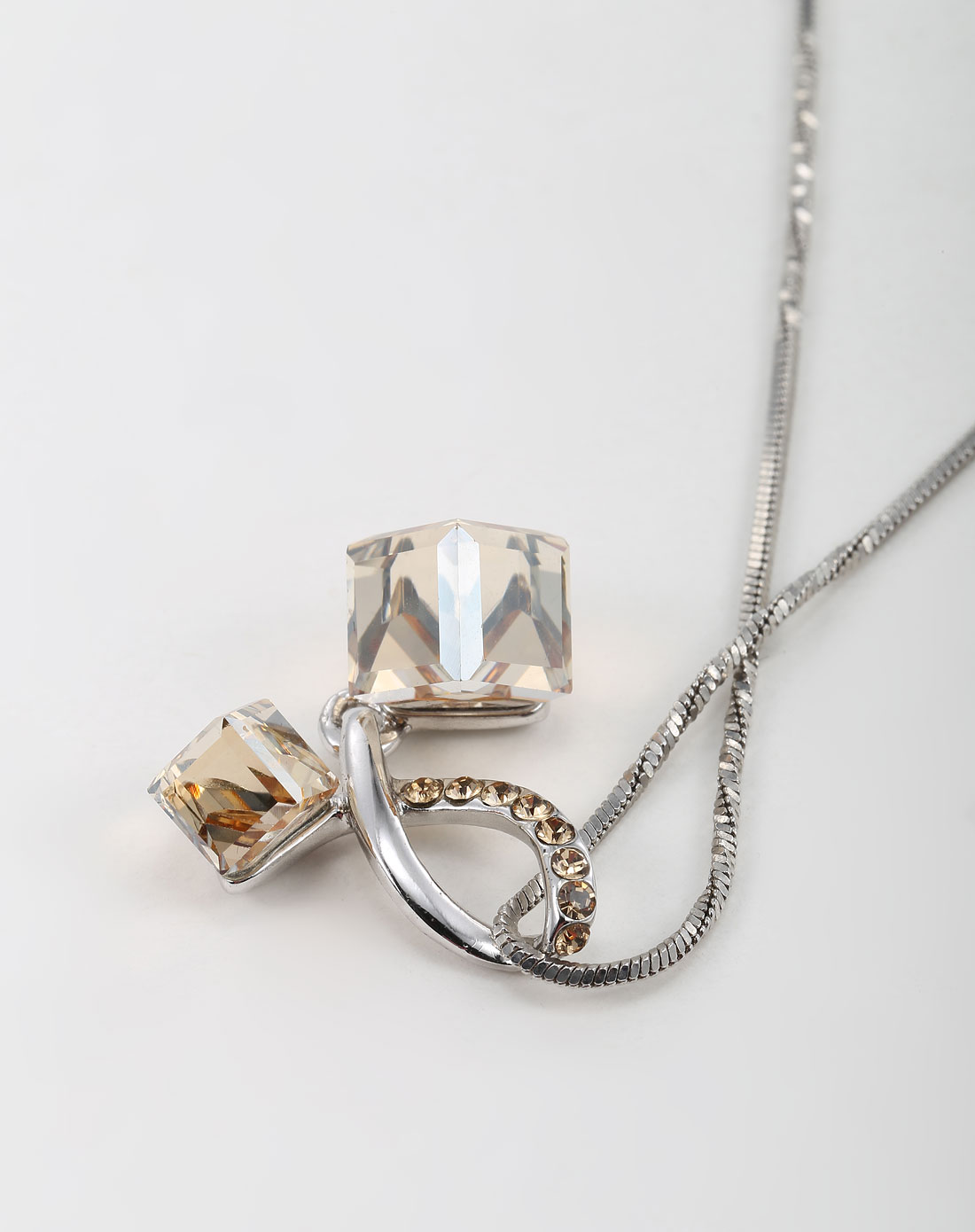 > 魅力香槟色水晶吊坠项链