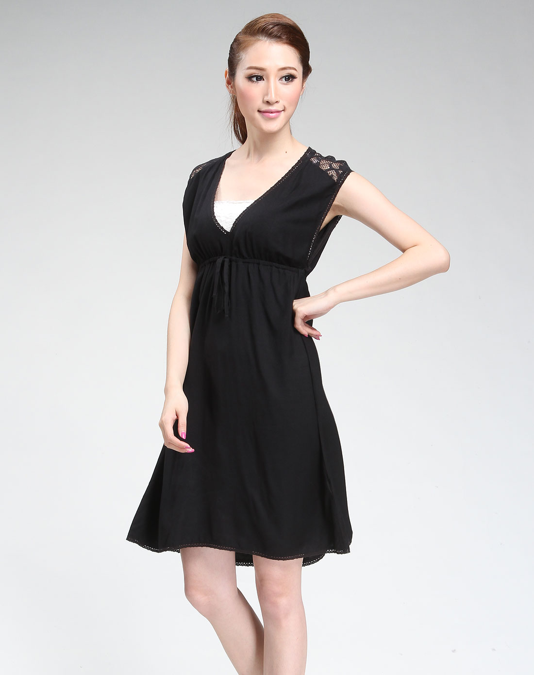 [ 乐都特 ] 黑色v领时尚无袖连衣裙