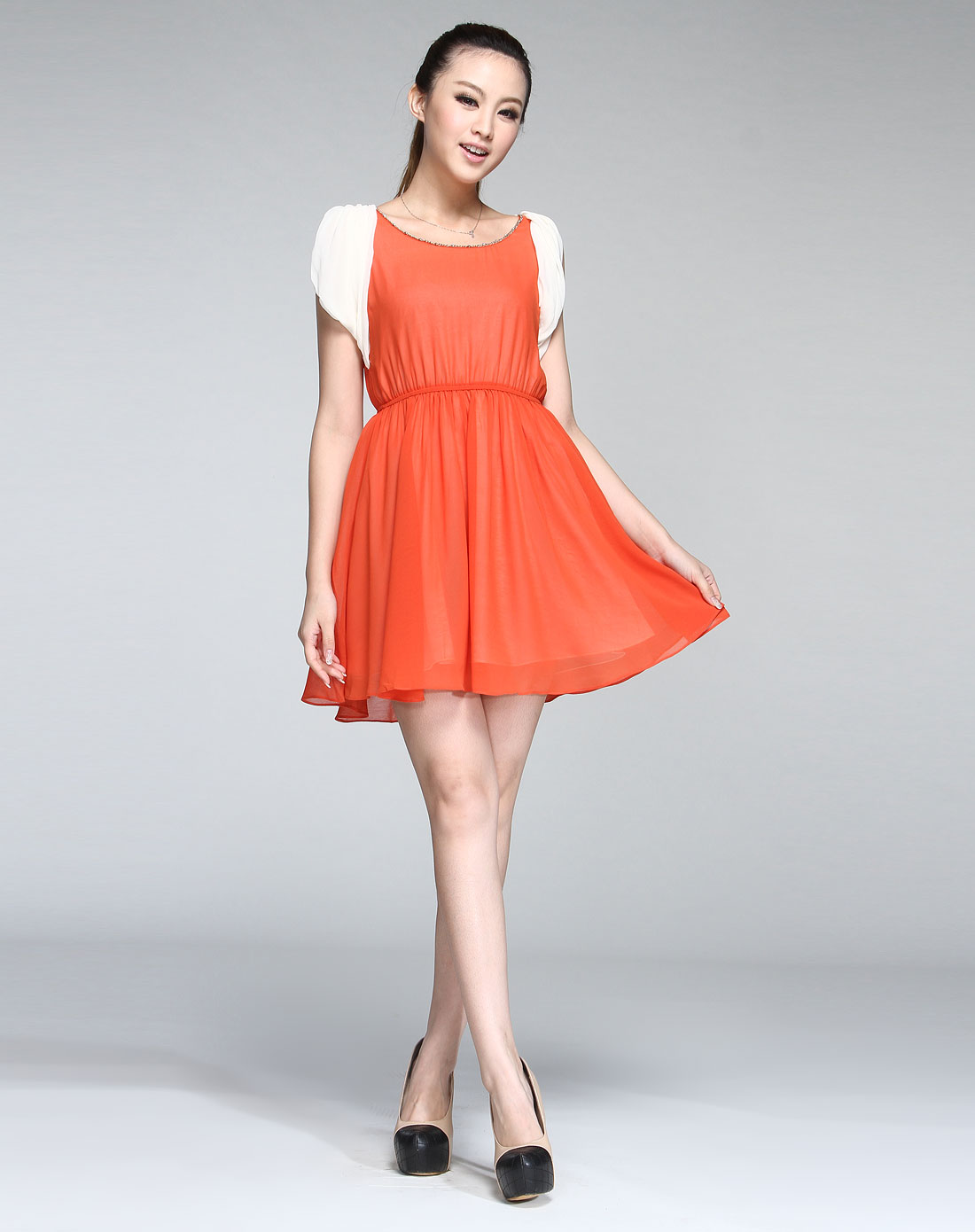 领口拼链条橙白色无袖连衣裙