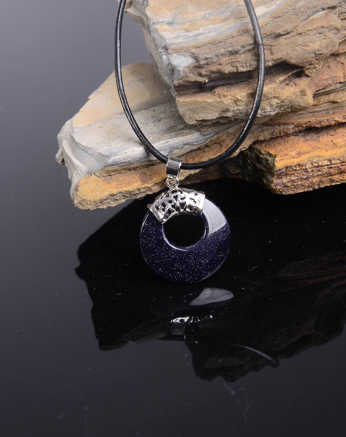 [ 自然机理 ] 女款深蓝色天然蓝砂石平安扣项链