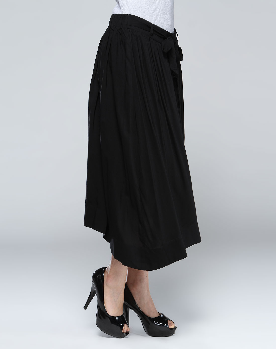 > 简约皱褶黑色休闲半身长裙