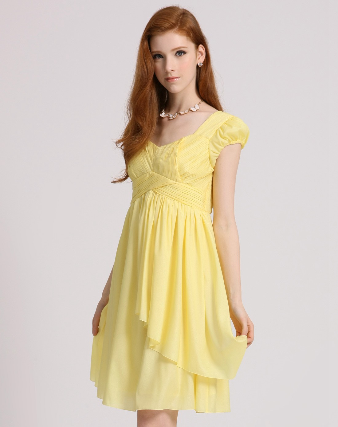 鹅黄色圆领短袖连衣裙