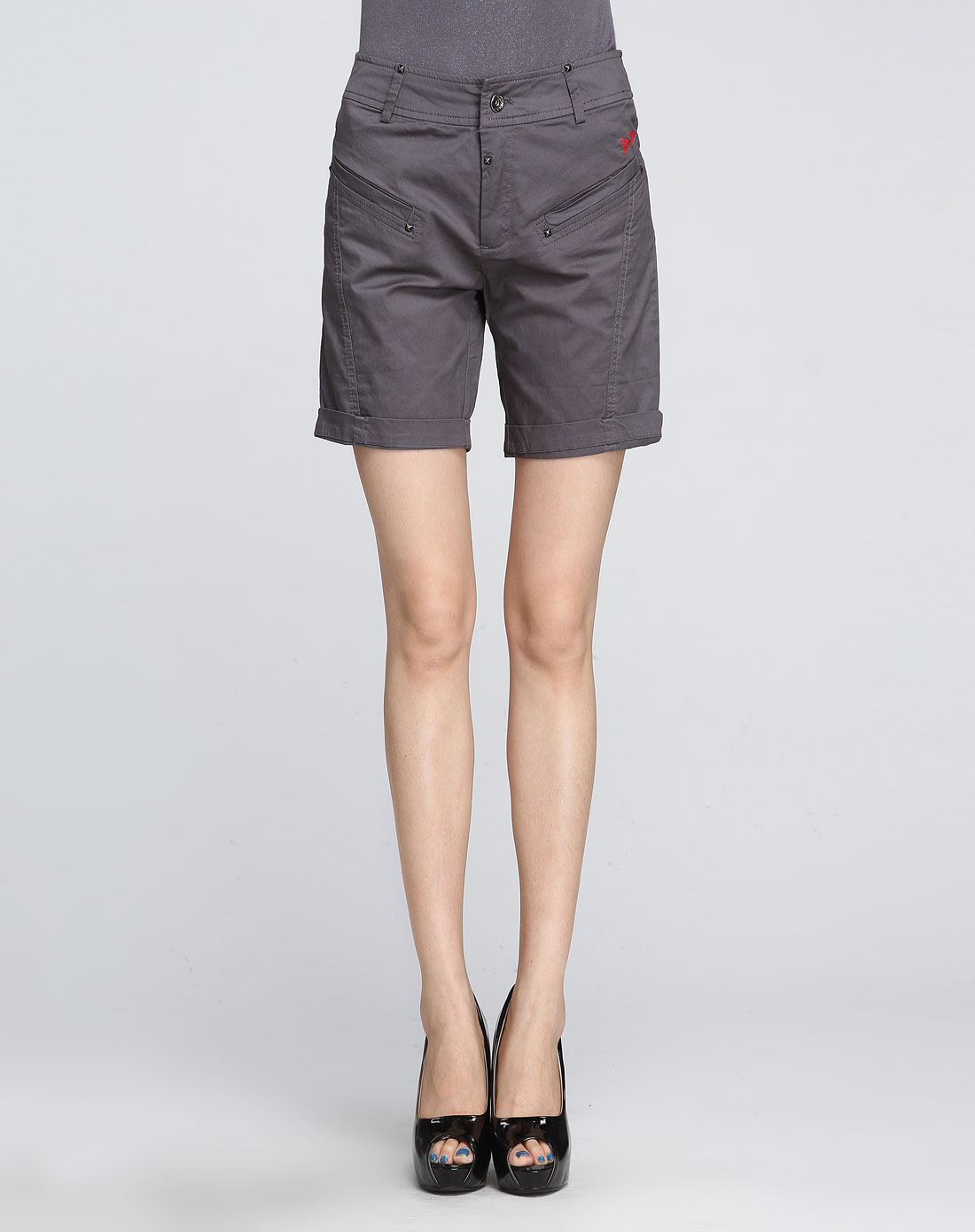 铁灰色休闲短裤