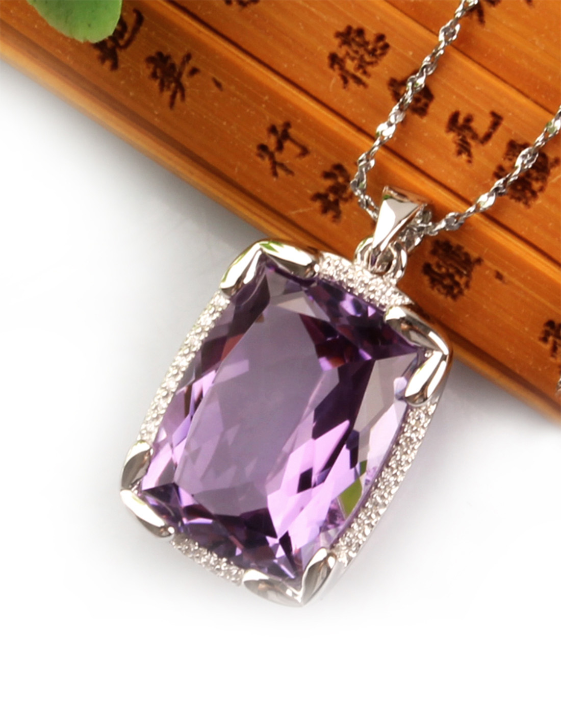 紫水晶吊坠的含义(紫水晶吊坠的含义和寓意)