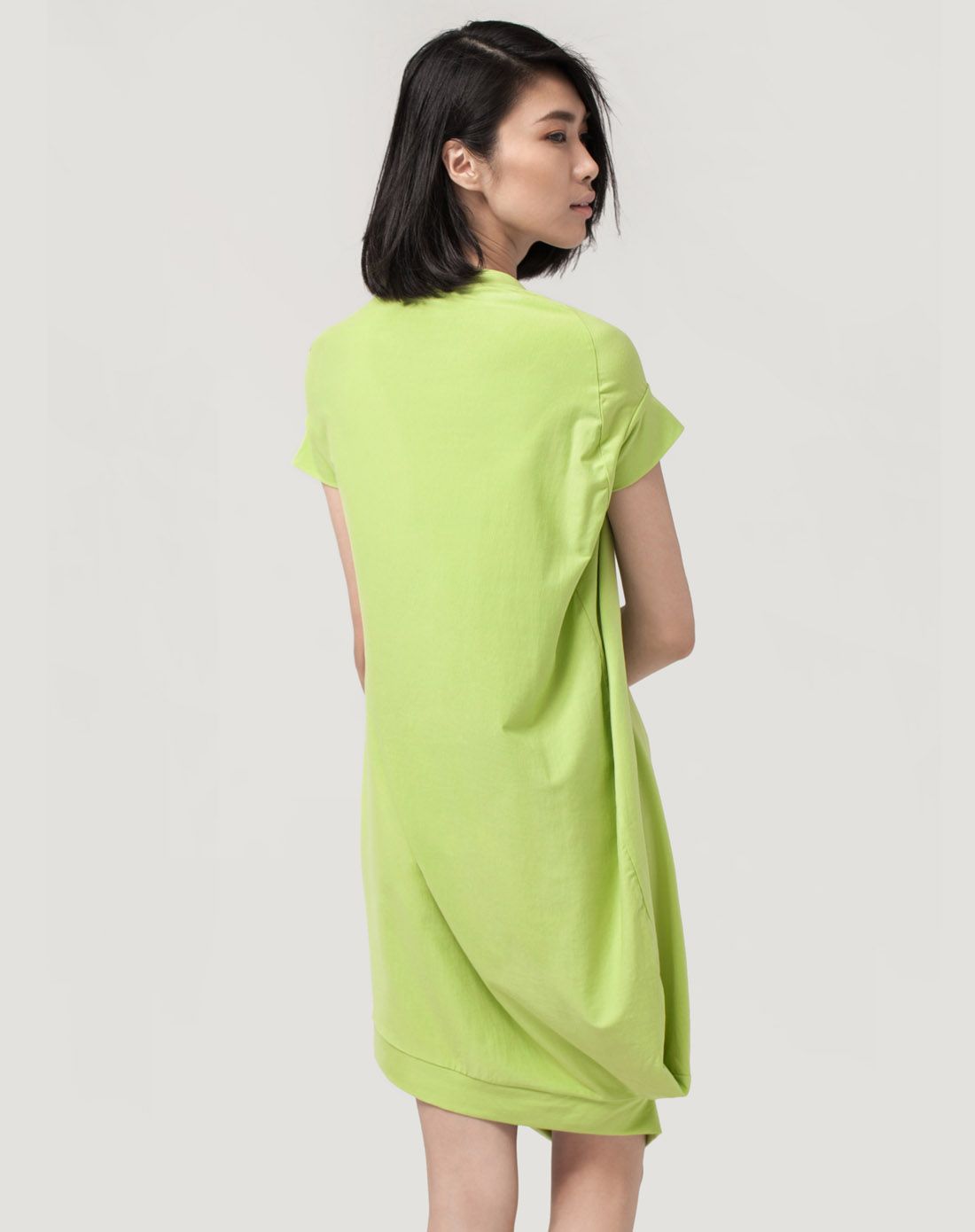 青柠色宽松v领短袖连衣裙