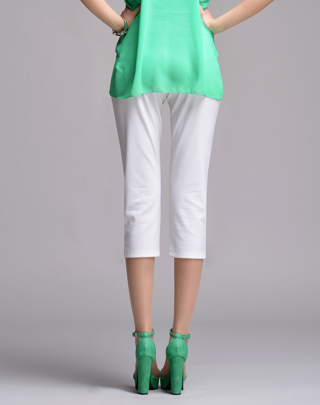 白色休闲七分裤