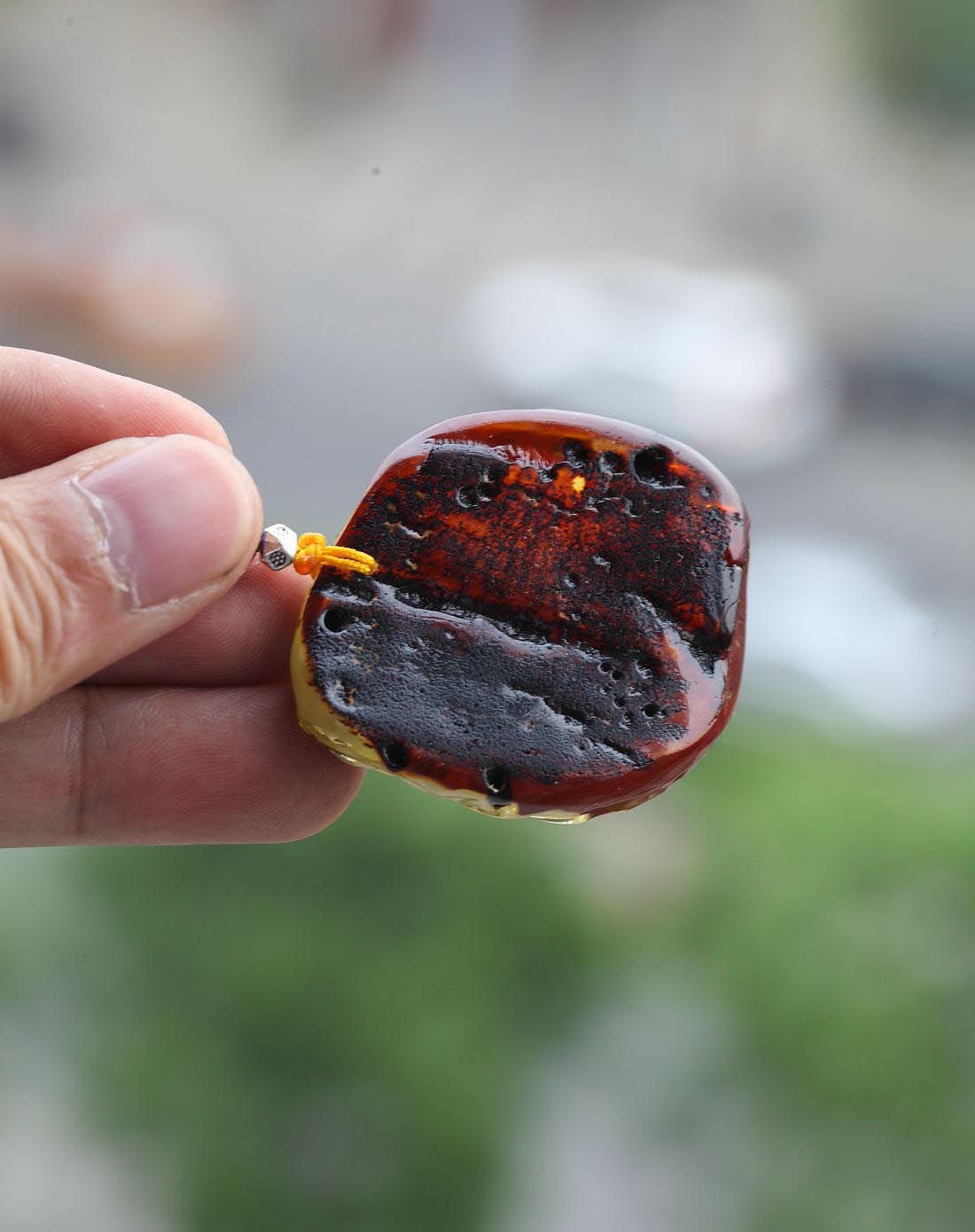 > 天然黑珍珠蜜蜡赐福镇宅圣君吊坠(权威证书)