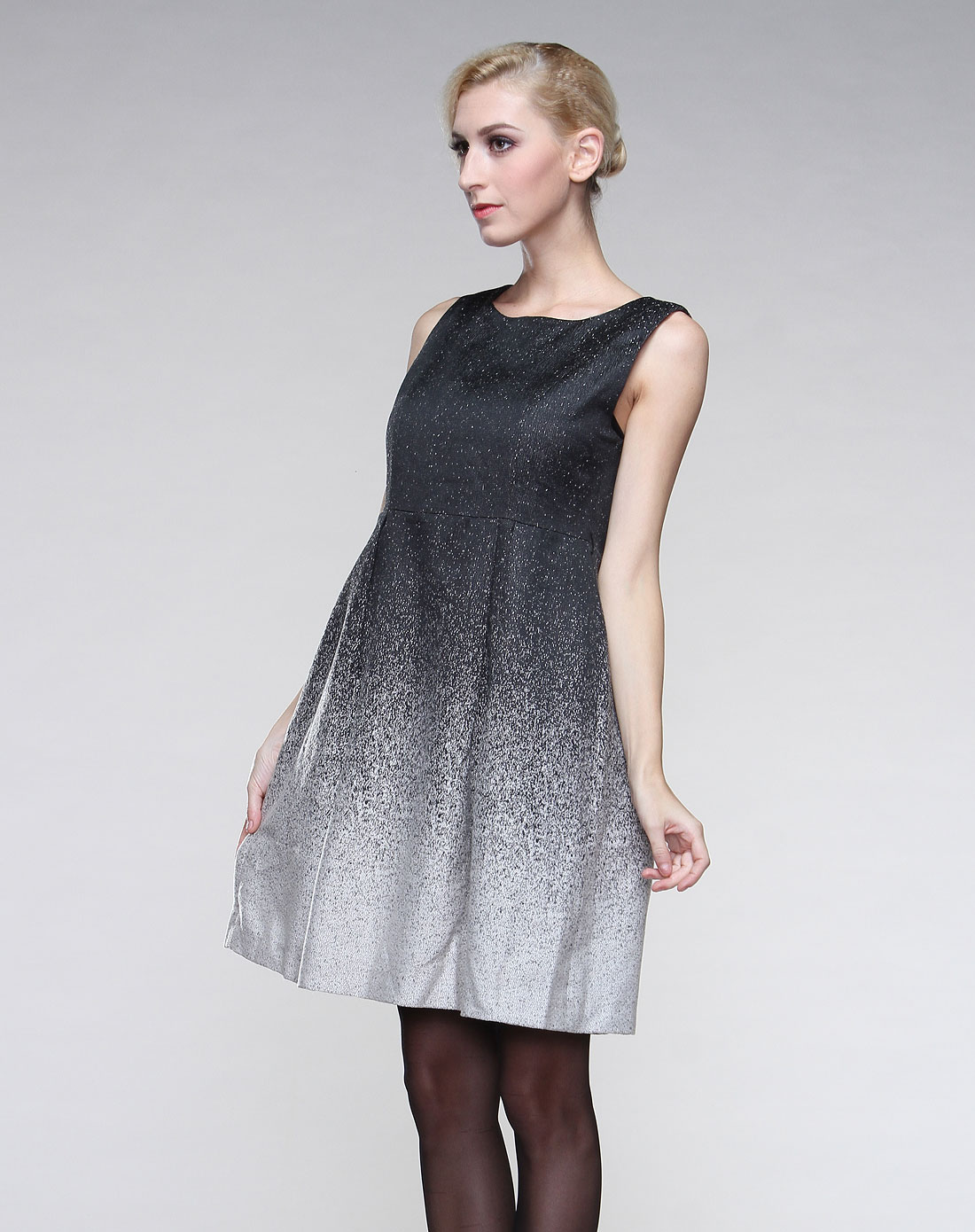 黑白色时尚渐变无袖连衣裙