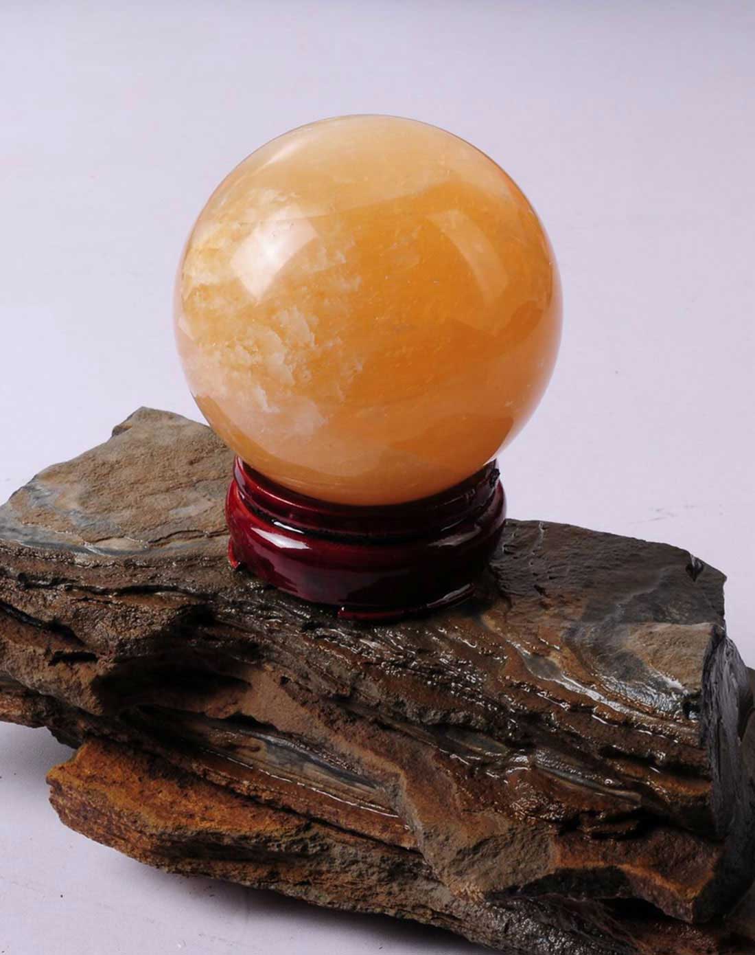 > 中性招财转运圆球方解石摆件(附证书)